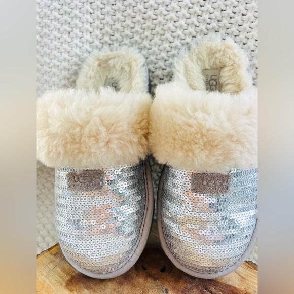 UGG kids slippers inside and outdoor silver sequin size 1 gentle used - Picture 3 of 7